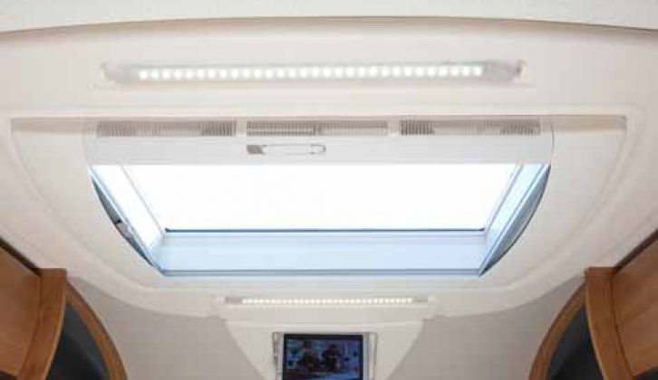 Auto-Trail Excel 600B skylight