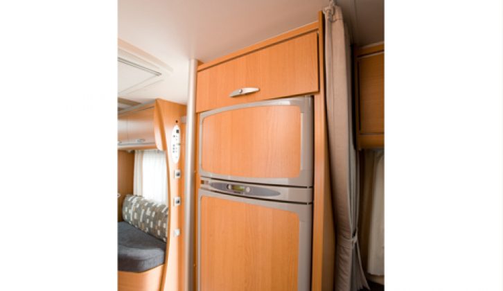 2008 Knaus Sun Ti 650 MF – tower fridge/freezer