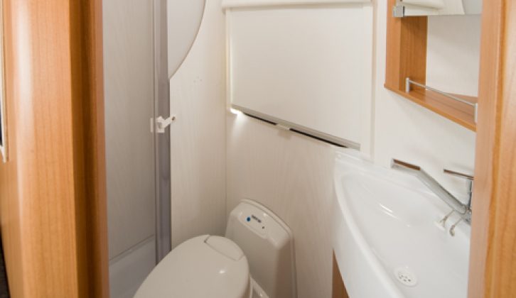 2008 Knaus Sun Ti 650 MF – washroom