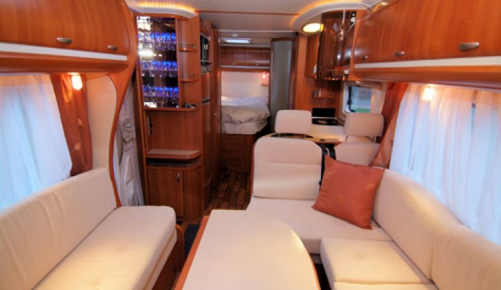 2008 Hobby Toskana Exclusive 750 FLC - lounge from cab