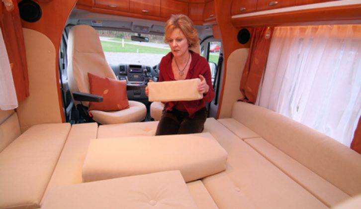 2008 Hobby Toskana Exclusive 750 FLC - making up lounge bed