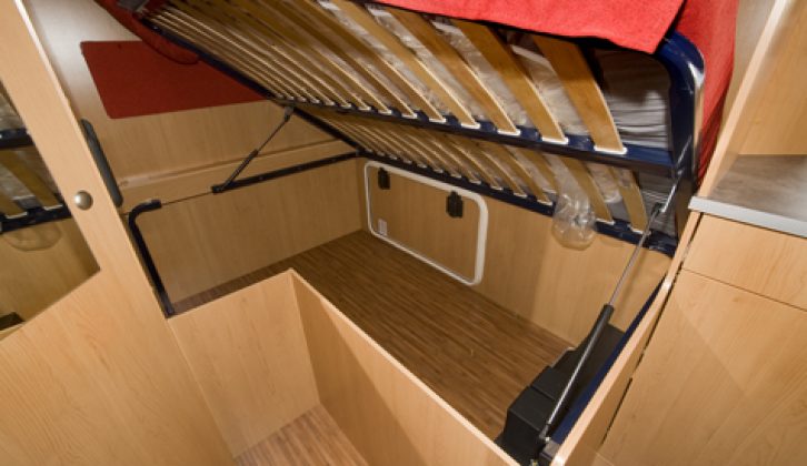 2008 Itineo LB 690 - storage under rear fixed bed