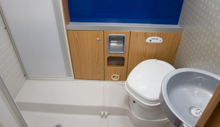 2008 Burstner Solano t725 - washroom close-up