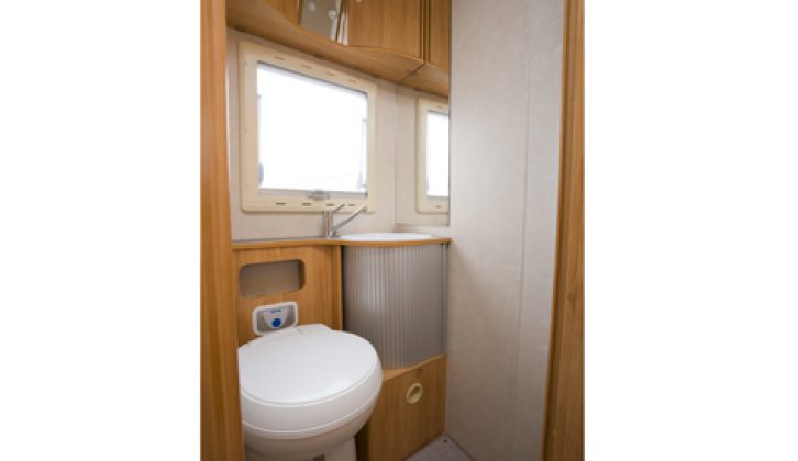 2008 Adria Coral S 690 SP - washroom