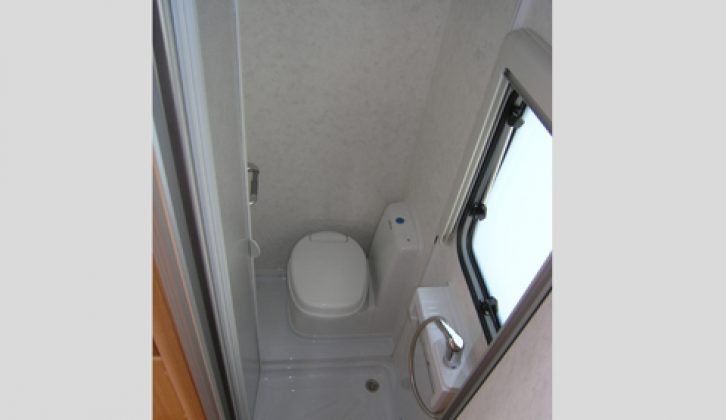 2007 Lunar Goldstar 640 - toilet and shower compartment