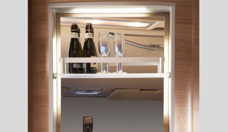 2007 Knaus S-Liner 700 LG - illuminated wine cabinet