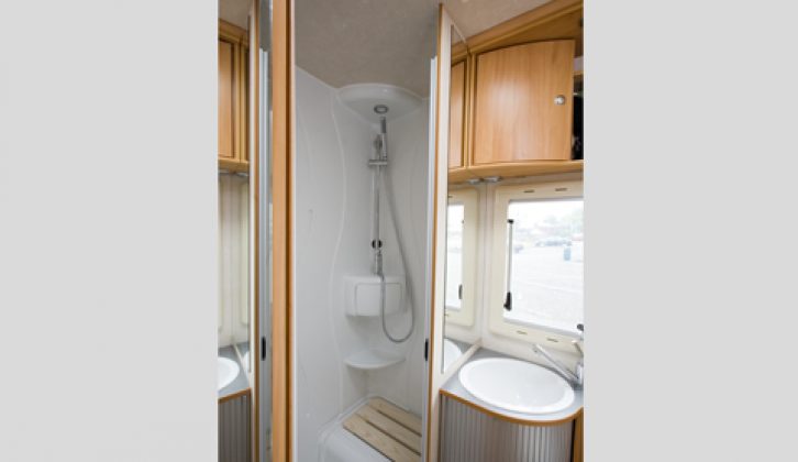 2007 Adria Coral 660SL - shower compartment
