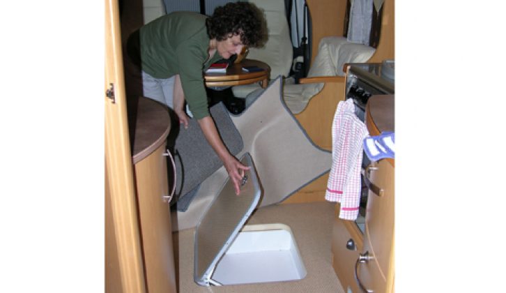 2008 Pilote Explorateur P715 FC - wet locker between kitchen and lounge