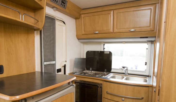 2001 Hymer B584 - kitchen