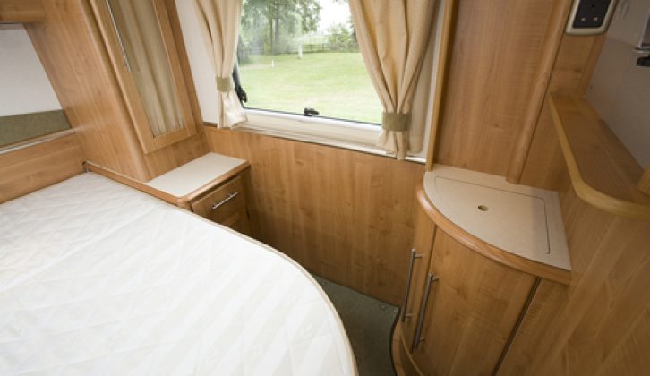2007 Auto-Trail Cheyenne 840 D SE - nearside dresser in bedroom