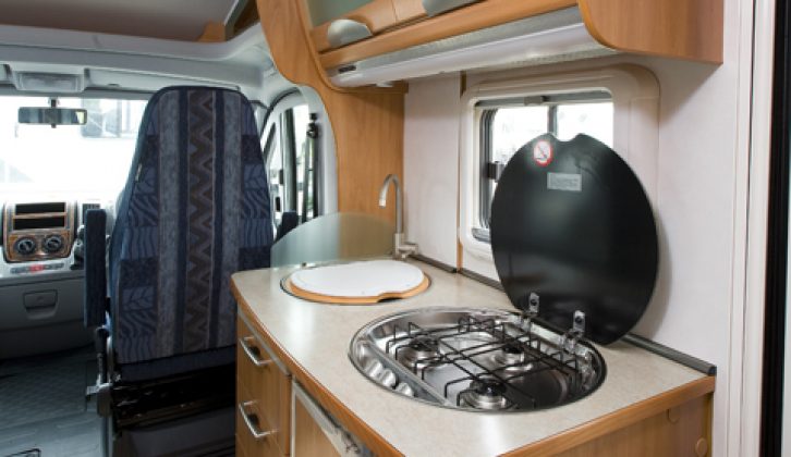 2007 Hymer T 674SL - kitchen