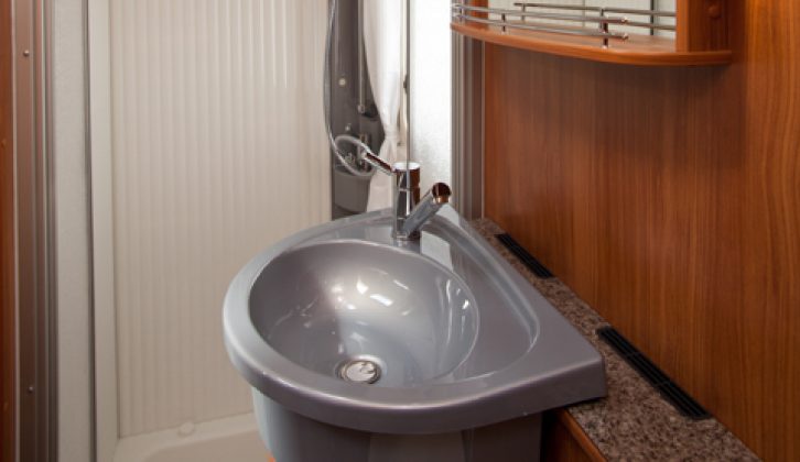2011 Dethleffs Esprit I7010 - washroom