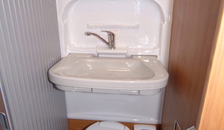 2007 Pioneer Pizzaro - washroom (toilet and sink compartment)