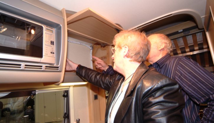 2007 Bessacarr E425 - kitchen upper storage locker