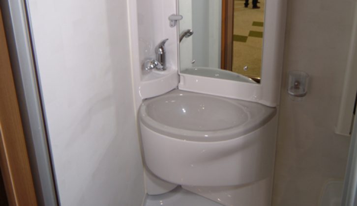 2007 Bessacarr E425 - washroom