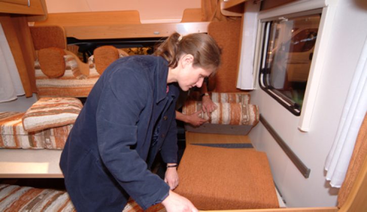 2007 Chausson Flash 09 - making up lounge beds
