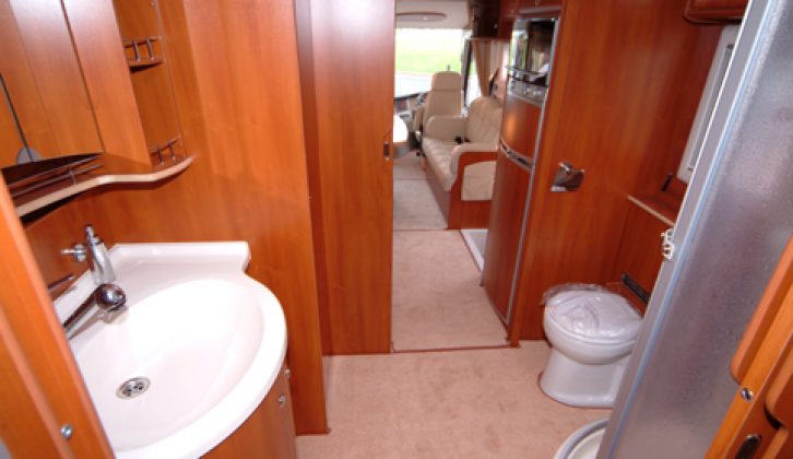 2007 Concorde Charisma II 890M - washroom