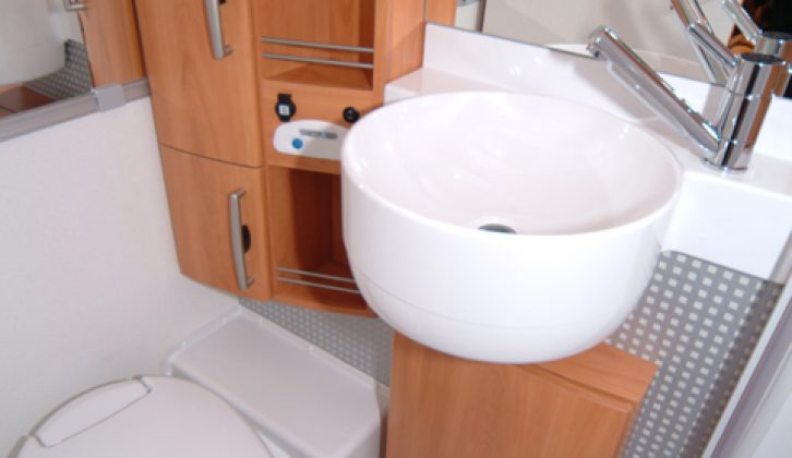 2007 Hymer B544 SL - washbasin