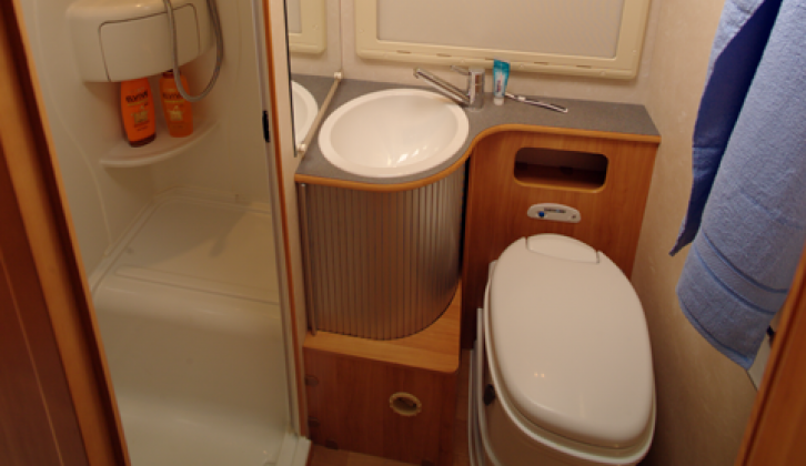 2007 Adria Coral S 690 SP - washroom
