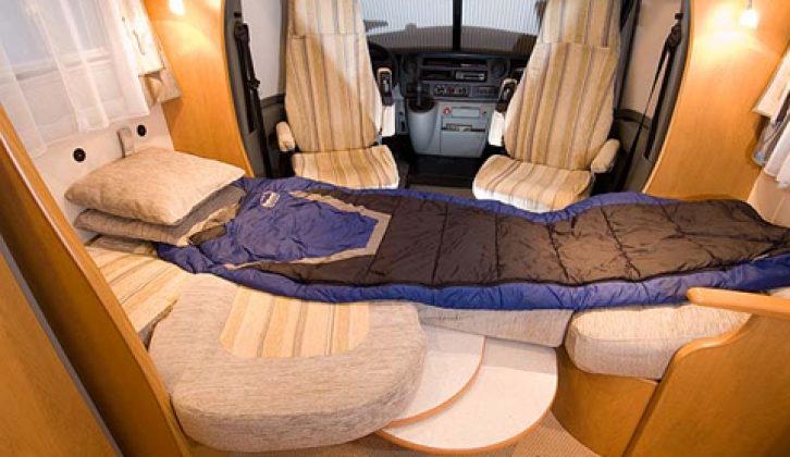 2007 Pilote Explorateur 685 FG - single lounge bed