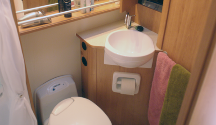 2007 Laika X700 - washroom
