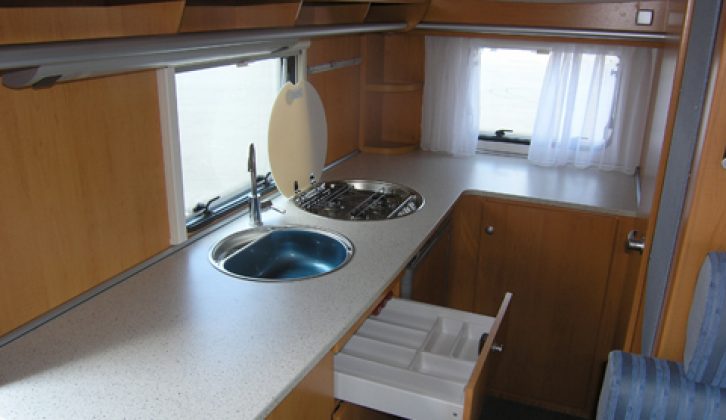 2006 Hymer C-512-CL - kitchen