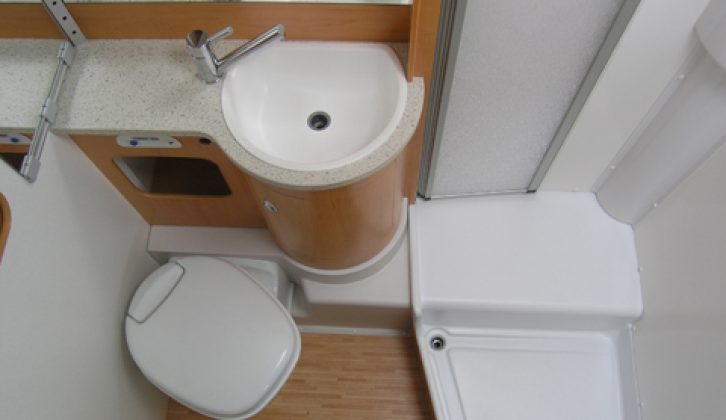 2006 Hymer C-512-CL - washroom