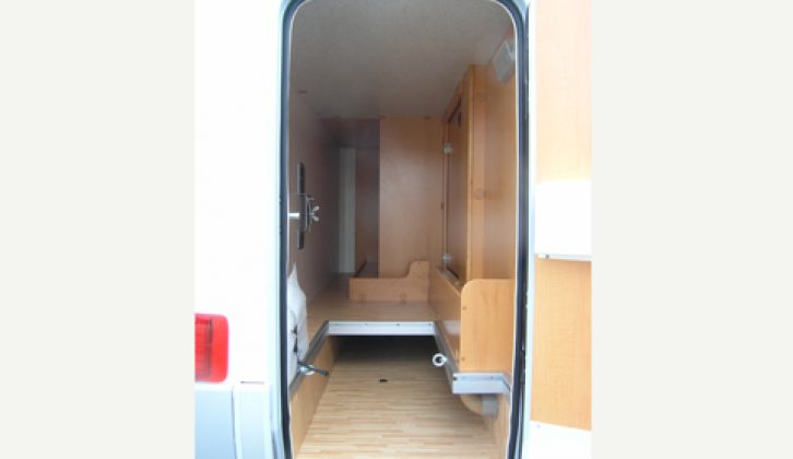 2006 Hymer C-512-CL - rear garage