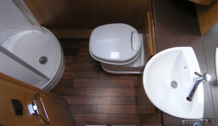 2006 Rapido 999M - washroom