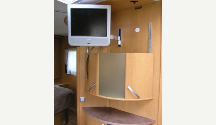 2006 Pilote Explorateur 733FC - sideboard with flatscreen TV