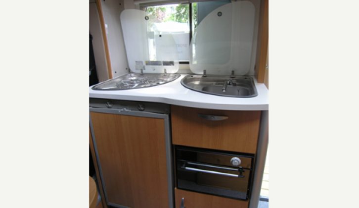 2006 Knaus Sport TI 600 MG - kitchen