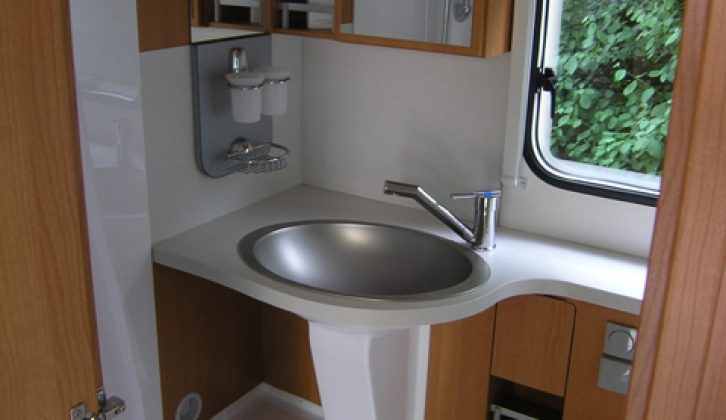 2006 Knaus Sport TI 600 MG - washroom