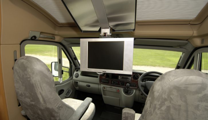 2006 Knaus Sun Ti 600LF - TV monitor in cab