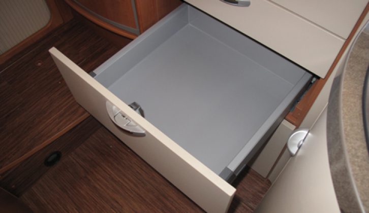 2011 Hobby Toskana Exclusiv D690 GELC - kitchen drawer