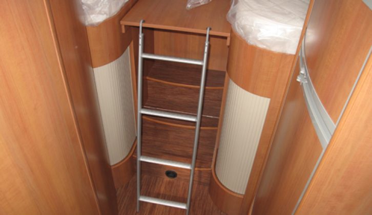 2011 Hobby Toskana Exclusiv D690 GELC - ladder to rear beds