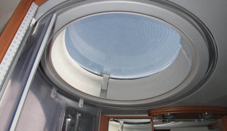 2011 Hobby Toskana Exclusiv D690 GELC - circular rooflight above shower
