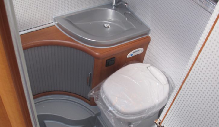 2011 Hobby Toskana Exclusiv D690 GELC - washroom