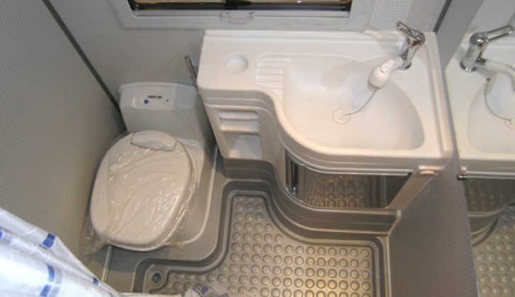 2006 Benimar Perseo 500 - washroom