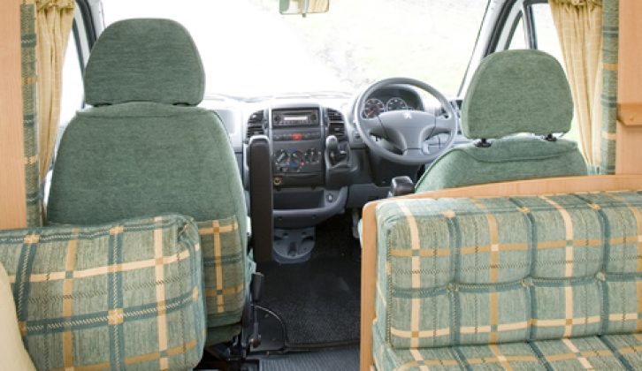 2006 Compass Avantgarde - interior looking into cab
