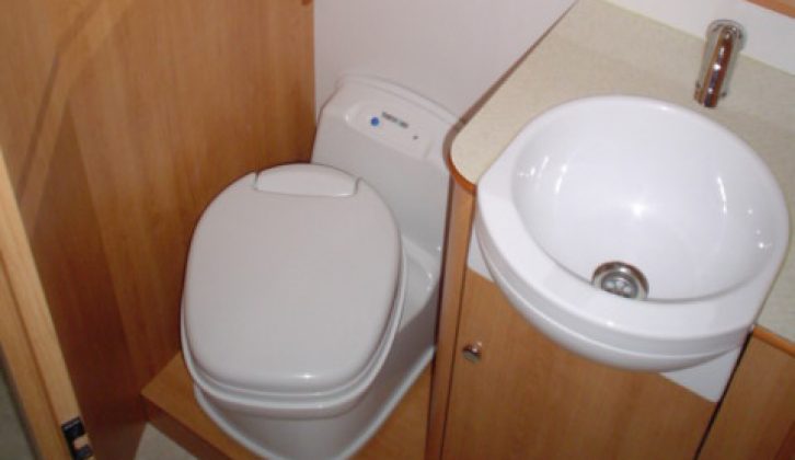 2006 Laika X695R - washroom