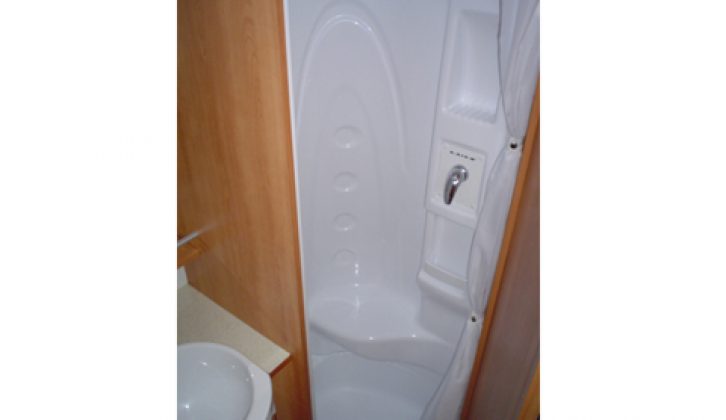 2006 Laika X695R - shower compartment