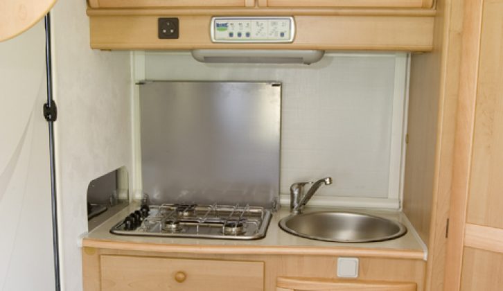 2006 McLouis Lagan 410 - kitchen