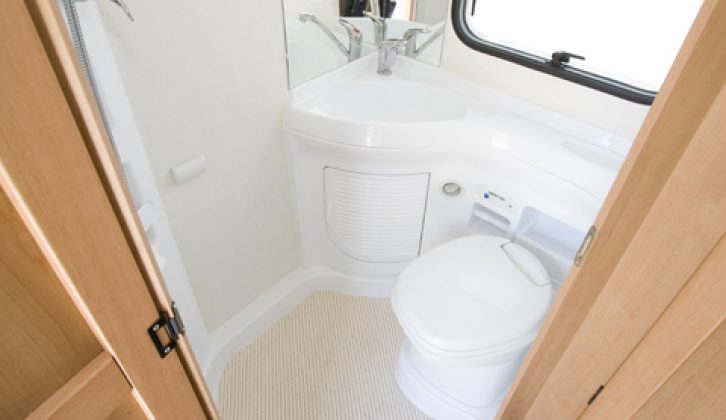 2006 McLouis Lagan 410 - washroom