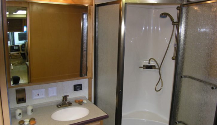 2006 Safari Trek 28RB2 - washroom