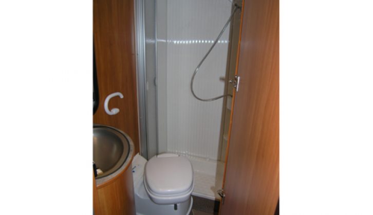 2006 Dethleffs Advantage I6501B - washroom