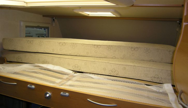 2006 Frankia A820BD - overcab bed