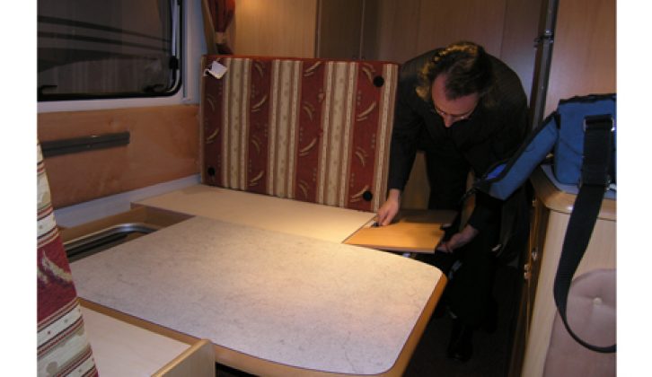 2006 Home-Car PR522 - making up lounge bed