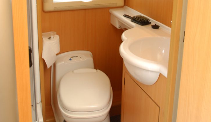 2006 Laika Kreos 3002 - washroom