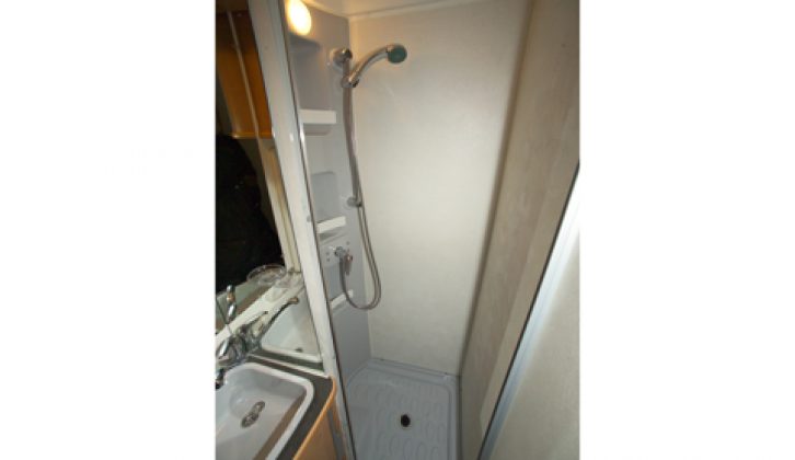 2006 Mobilvetta Kimù 101 - shower compartment