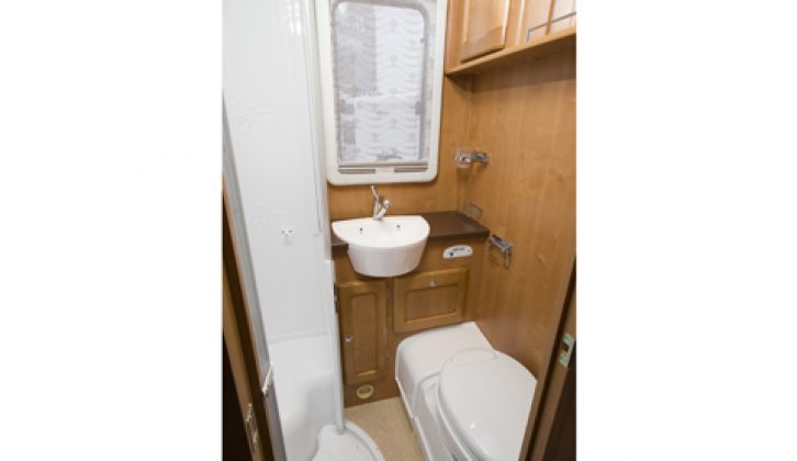 2006 Rapido 963F – washroom